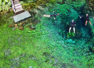 Flutuação na Nascente Azul