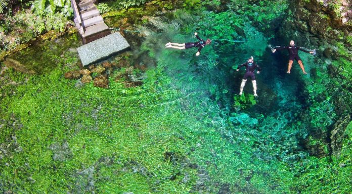 Flutuação na Nascente Azul